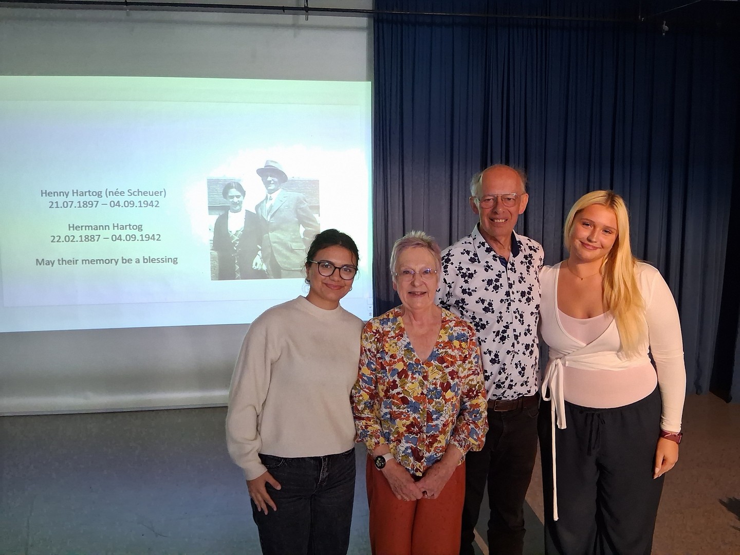 Ainslie und Peter Hepburn mit den Schülerinnen Ahin und Mailin